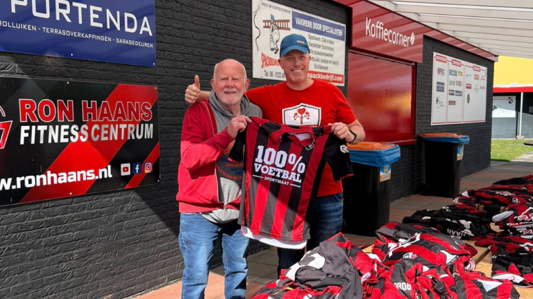 Uitreiking t shirts vv Hoogezand voor stichting Nkwihorze