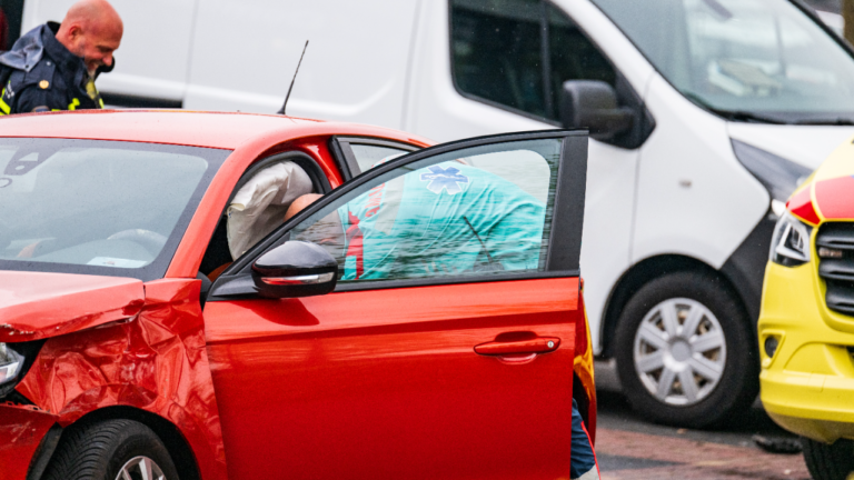 Aanrijding tussen twee auto’s op de Gorecht-Oost in Hoogezand