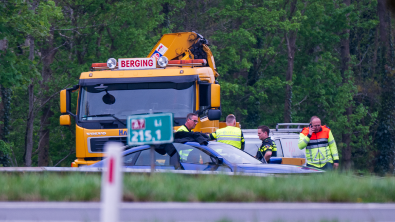 Auto belandt tegen midden geleider op A7 bij Hoogezand