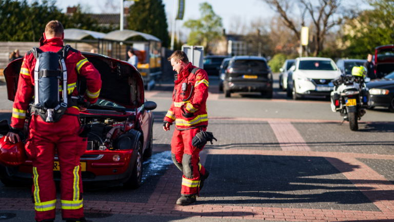 Personeel van supermarkt blust autobrand aan Noorderstraat in Sappemeer