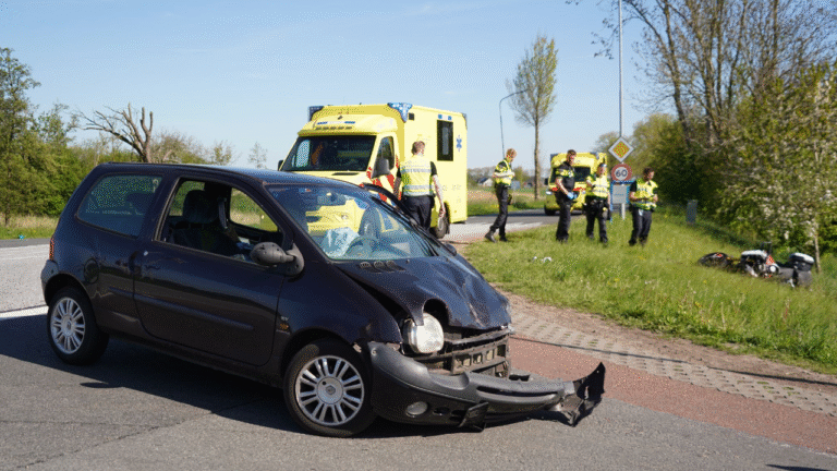 Ongeval tussen motor en auto op de N865 bij Overschild