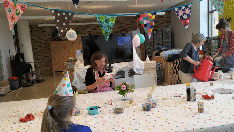 annenkoeken eten en film kijken in bibliotheek Hoogezand