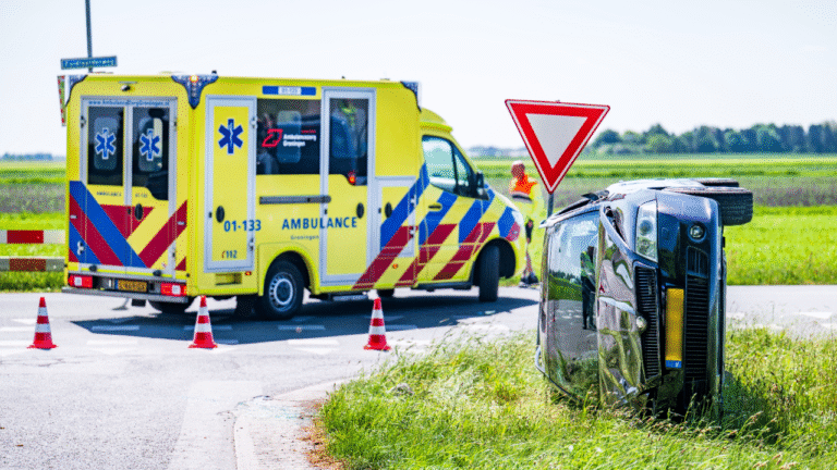 Heftige aanrijding Zuidlaarderweg in Kiel-Windeweer