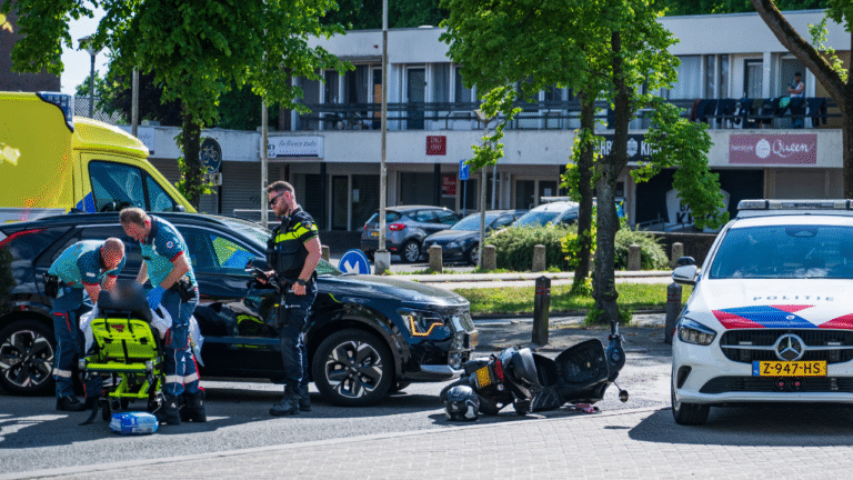 Aanrijding scooter met auto. kruising Hoofdstraat / Houtmanstraat in Hoogezand