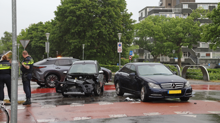 Aanrijding auto-45km auto, kruising van de Burgemeester van Roijenstraat Oost met de van der Duyn van Maasdamweg in Hoogezand