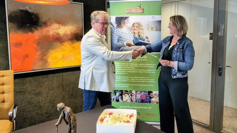 Boek Buurtgezinnen aan wethouder Offereins overhandigd