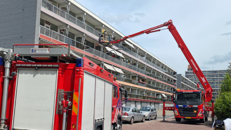 afhijsing uit een woning aan de Donker Curtiusstraat in Hoogezand
