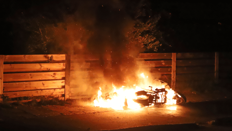 Scooter in de brand, Gerrit Imbosstraat in Foxhol