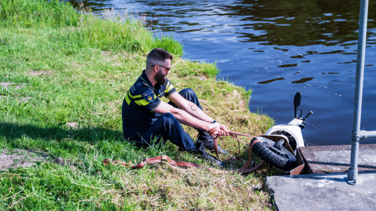 Politie vist scooter uit Winschoterdiep