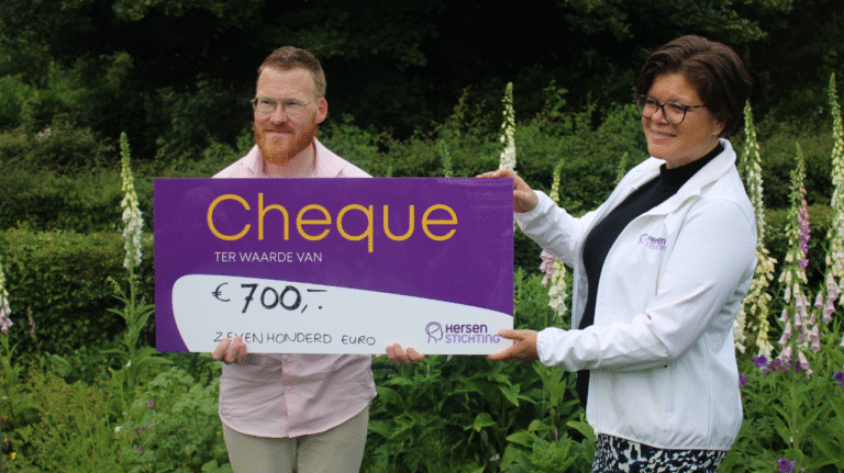 Cheque Gerard Rozeboom overhandiging aan Hersenstichting