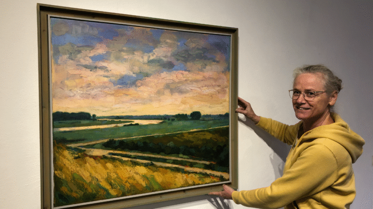 Tetdy tijdens het inrichten met een schilderij van Jan Gierveld