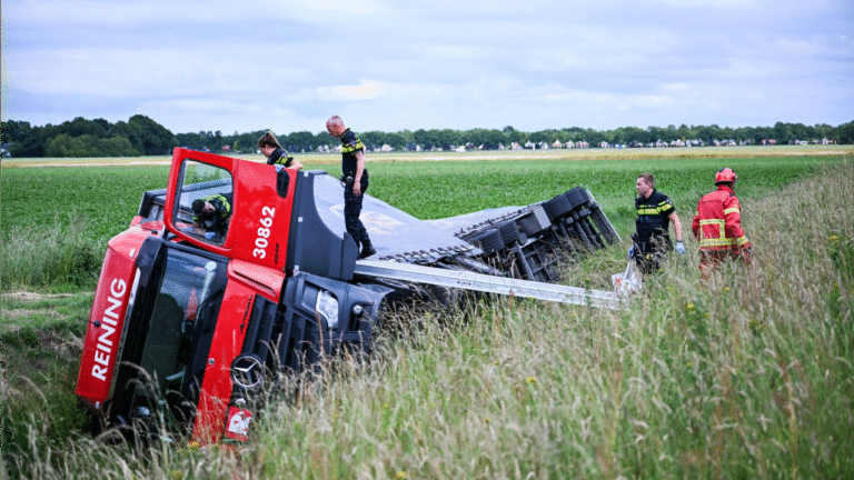 Vrachtwagen in Sloot A7, afslag Foxhol/Kolham