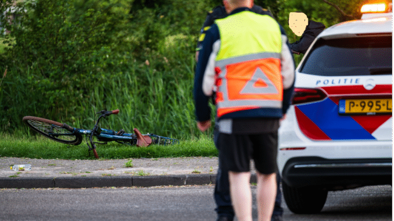 op de kruising van de Abraham Kuypersingel met de Andromeda in Hoogezand is een fietsster gewond