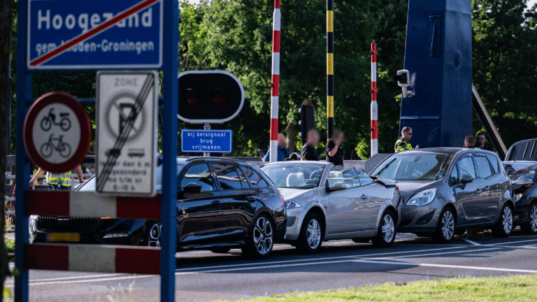 kettingbotsing op  Knijpsbrug, Kerkstraat in Hoogezand