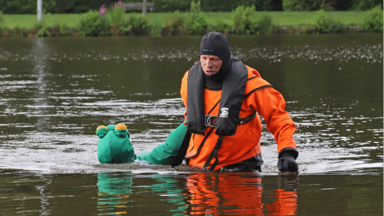 Brandweerman Michel Noordhof stopt na 30 jaar dienst afscheid van blusploeg 3 Hoogezand