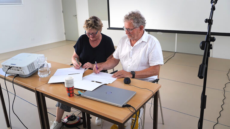 Markus Ploeger ondertekent dorpsplan Siddeburen (1 juli 2025) en Jolanda Huisman