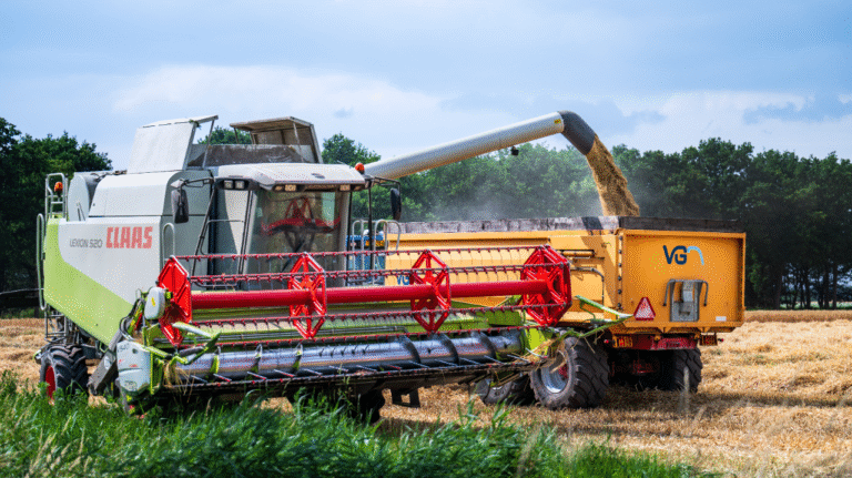 Boeren oogsten in Noordbroek en Sappemeer