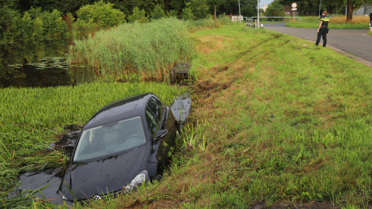 Auto in sloot, Nieuwe Compagnie in Kiel Windeweer