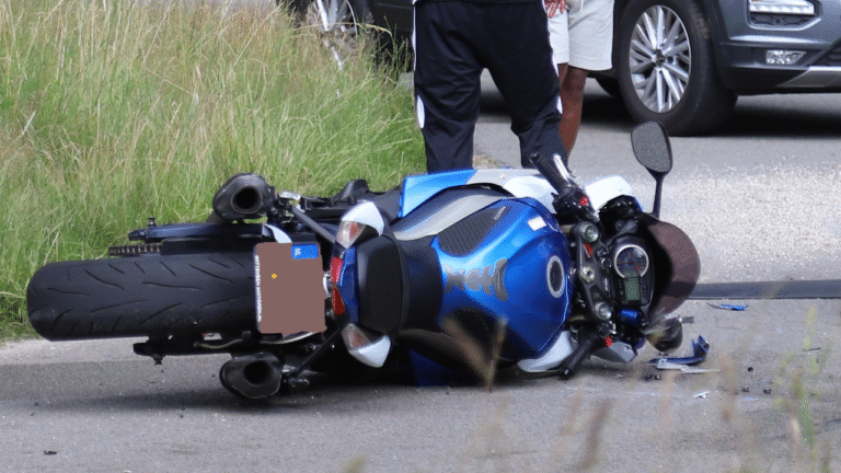 Ongeval met motoro, op de Strandweg in Kropswolde