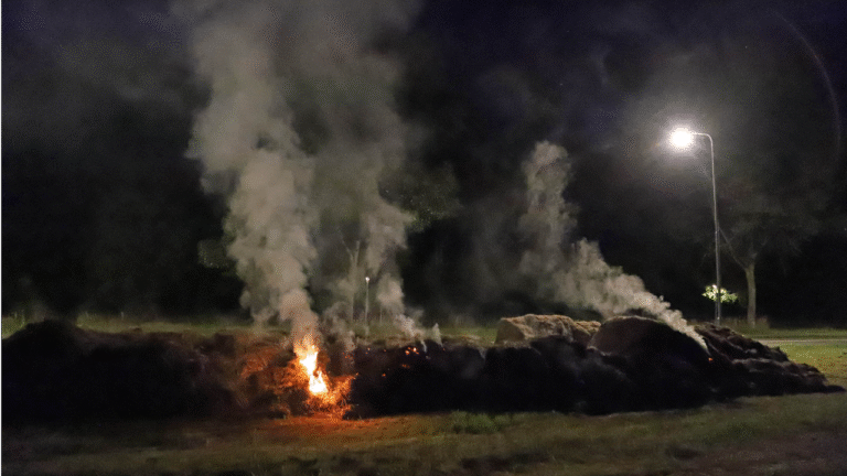 Brand in gemaaid gras langs de Abraham Kuypersingel in Hoogezand