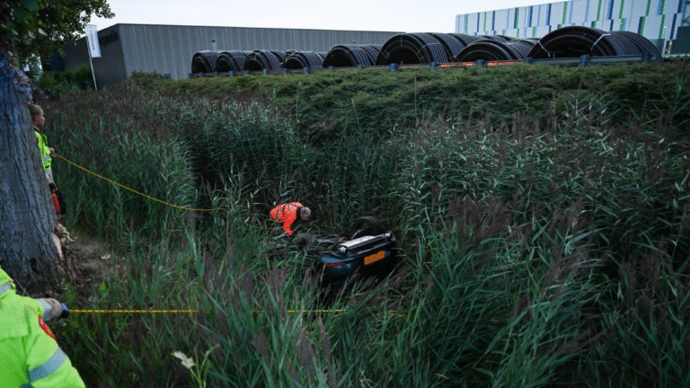 Auto op de kop in een sloot aan de Zwedenweg in Hoogezand