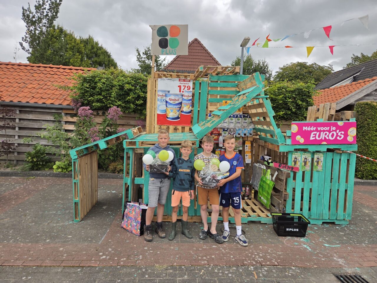 Kinderen bouwen hun eigen hut tijdens speelweek