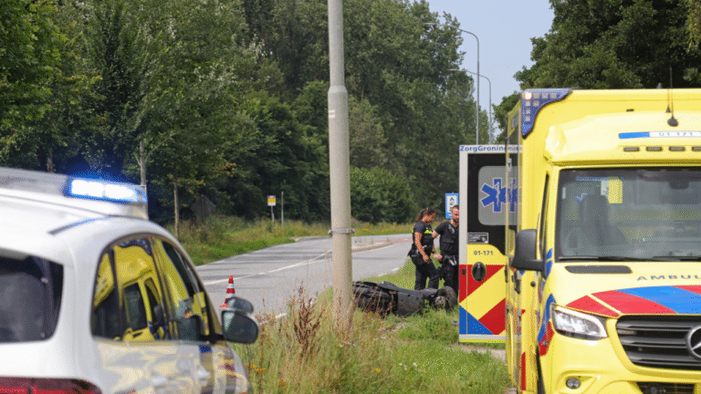 Aanrijding auto met scooter. Winschoterweg in Waterhuizen