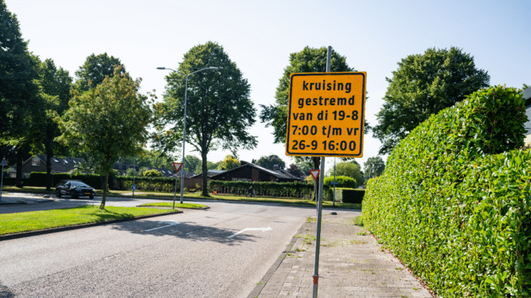 De kruising van de Troelstralaan met de Gorechtlaan in Hoogezand is van dinsdag 19 augustus tot vrijdag 26 september afgesloten