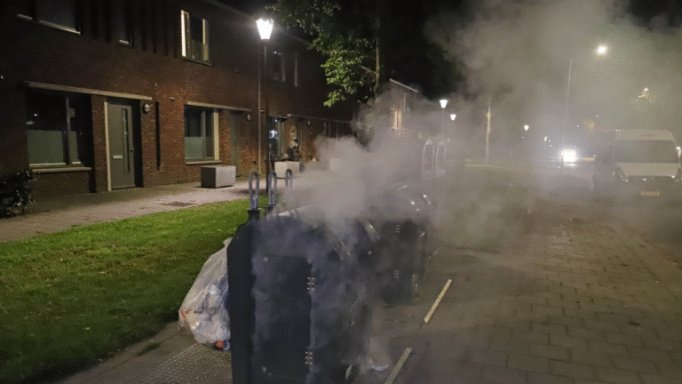Brandende ondergrondse papiercontainer aan de Troelstralaan in Hoogezand