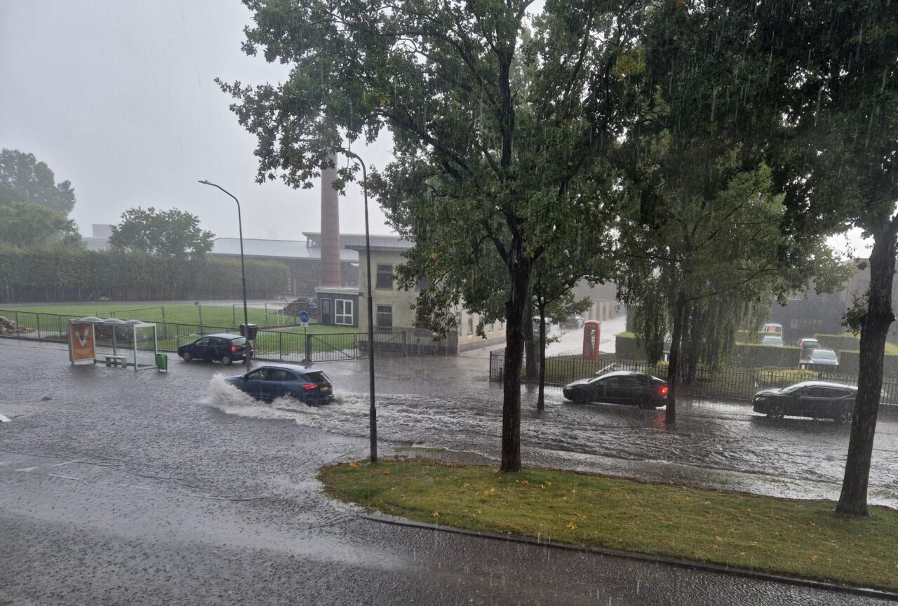 Wolkbreuk zet straten Sappemeer onder water