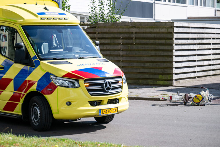 Op de Troelstralaan in Hoogezand is vrijdagmiddag een kind op een fiets aangereden