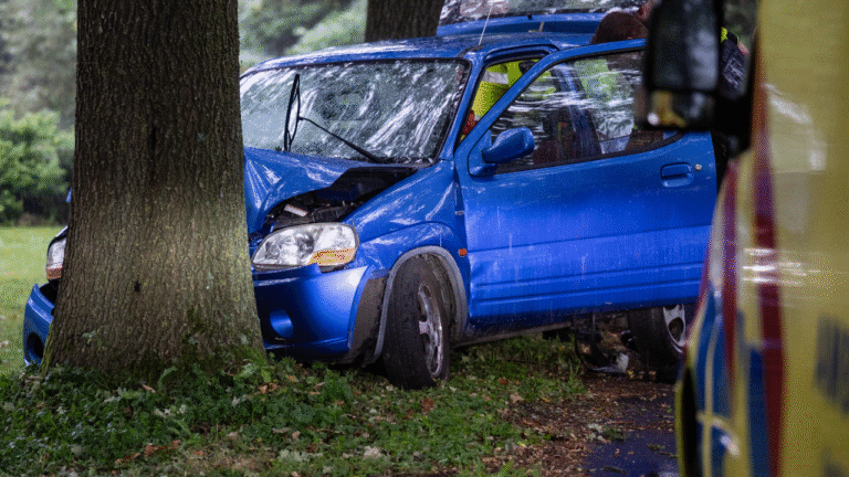 Auto botst tegen boom Woudbloem