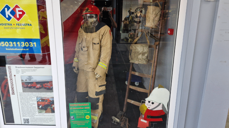 Ojecten brandweermuseum in etalage Hooge Meeren