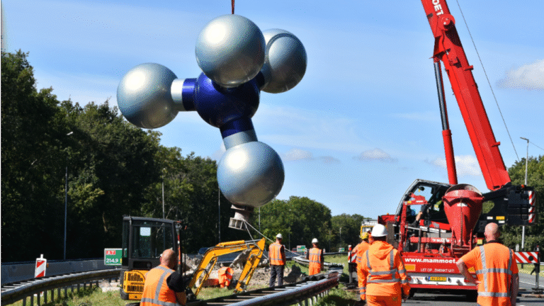 Het Gasmolecuul van Marc Ruygrok is verwijderd uit de middenberm van de A7 bij Hoogezand