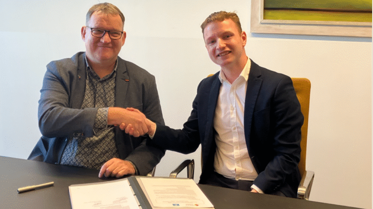 Donderdag ondertekenden wethouder Jur Mellies en Enexis-bestuurders een samenwerkingsovereenkomst.