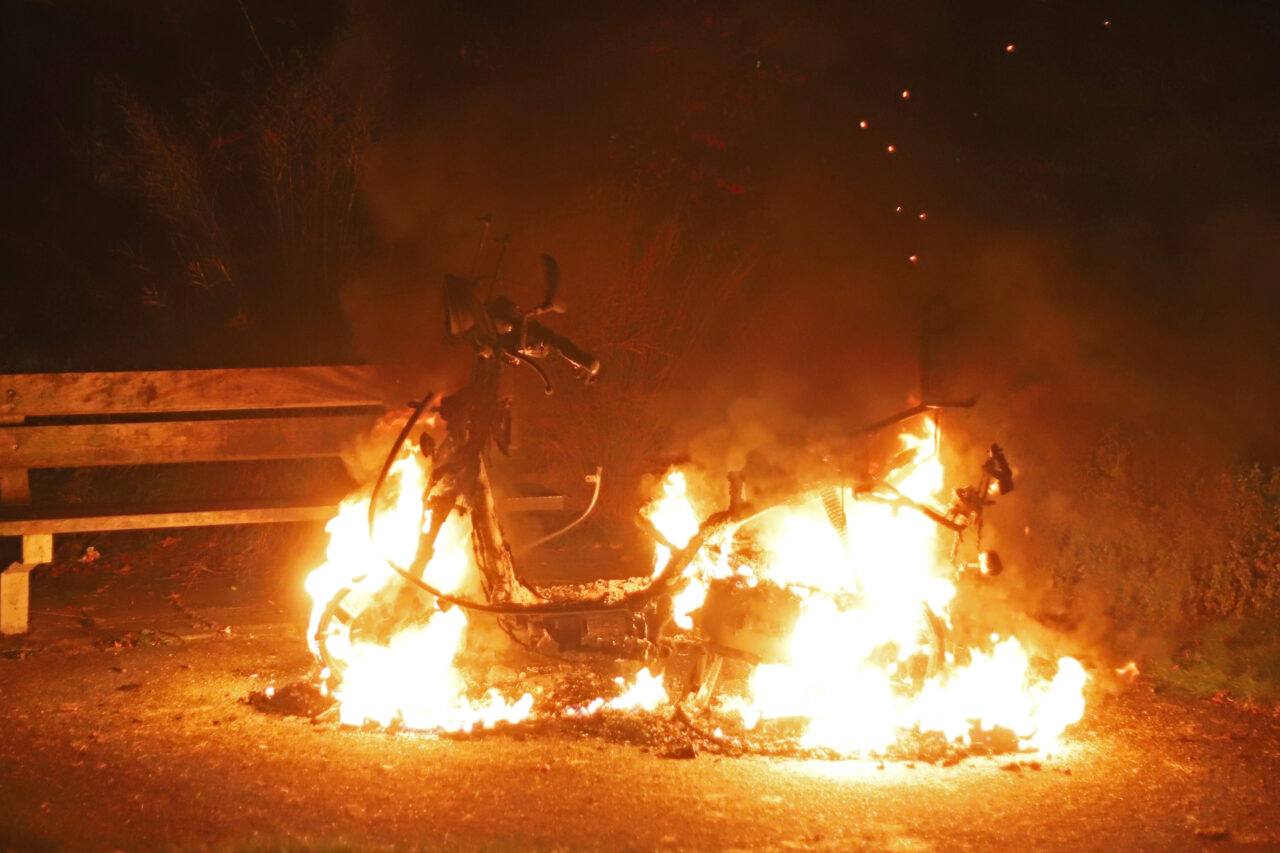 Scooter uitgebrand in Oosterpark Hoogezand