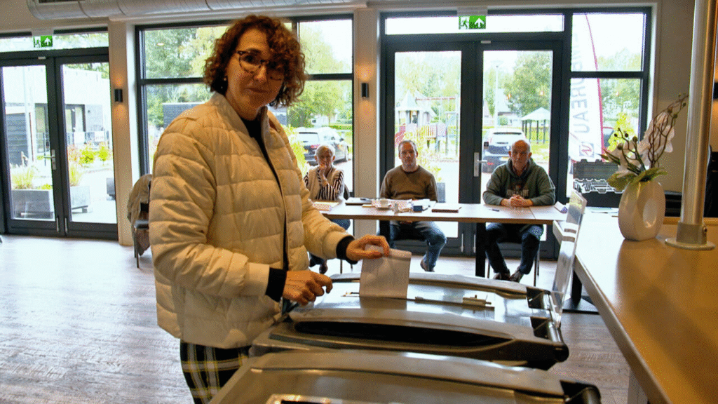 Marjolein Vulpes VVD Stemt voor de landelijke verkiezingen in MFC Schildwolde