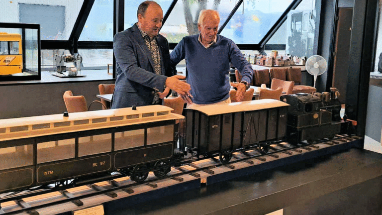 Schenking busmuseum aan treinmuseum