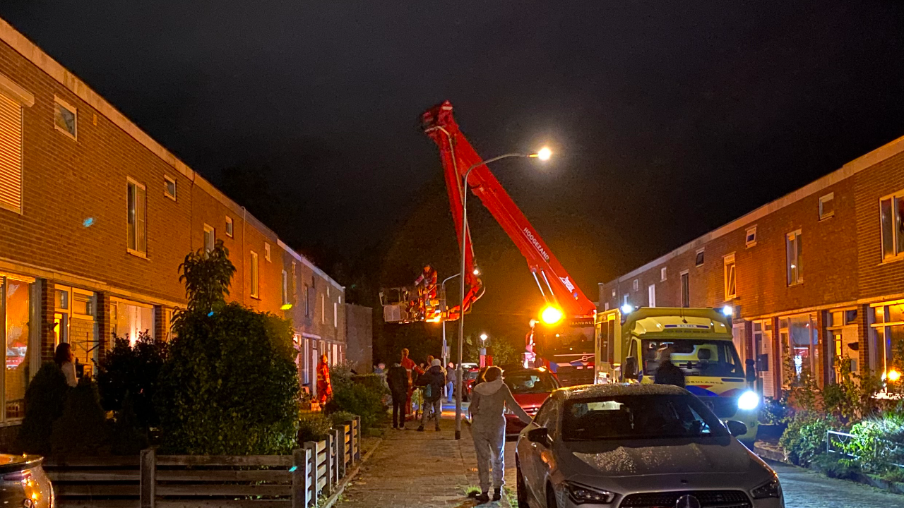 Brandweer assisteert bij afhijsing persoon Rhijnvis Feithstraat