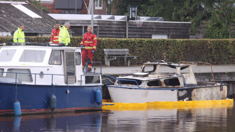 oliescherm in jachthaven Sappemeer