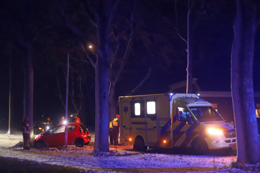 Gladheid: auto raakt van weg Hoofdweg, Froombosch