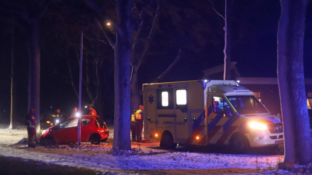 Gladheid: auto raakt van weg Hoofdweg, Froombosch