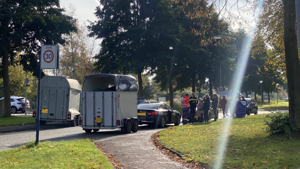 Ongeval met paardentrailer. Van der Duyn van Maasdamweg in Hoogezand