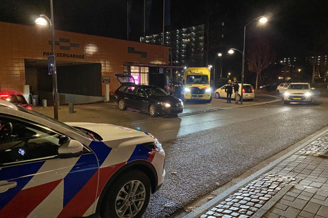 Twee auto’s botsen bij winkelcentrum Hoogezand
