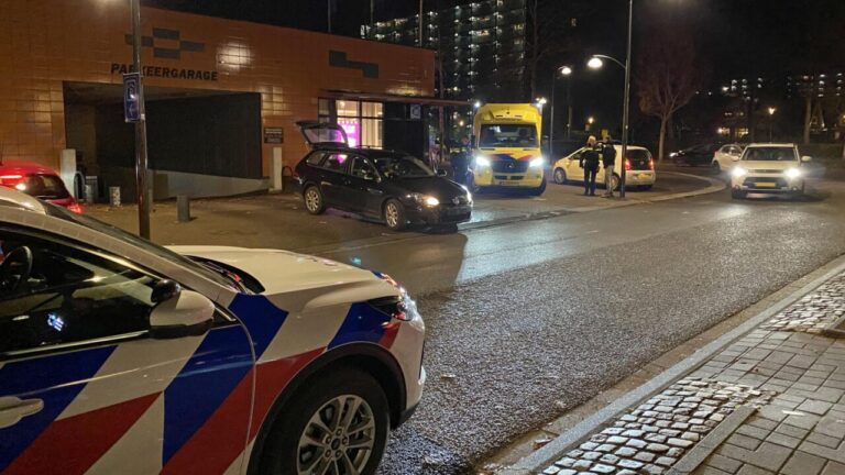 Twee auto’s botsen bij winkelcentrum Hoogezand