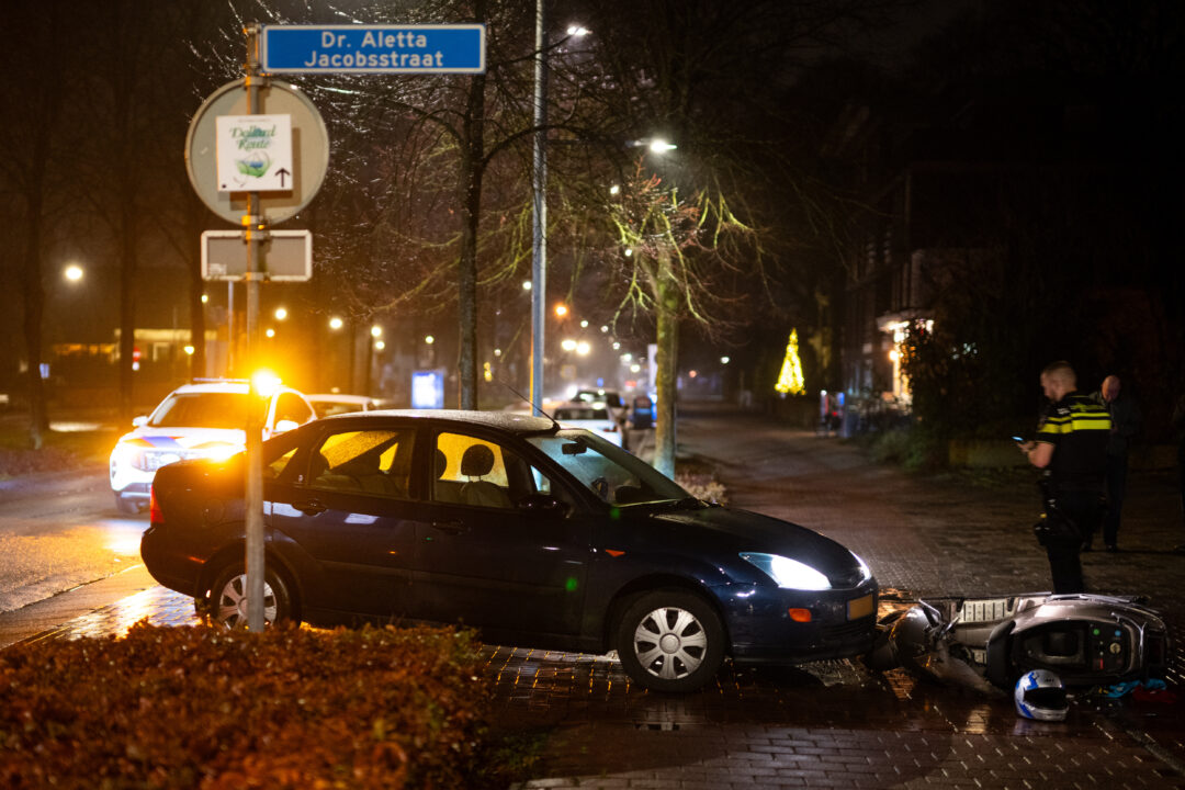 Scooter en auto botsen in Sappemeer