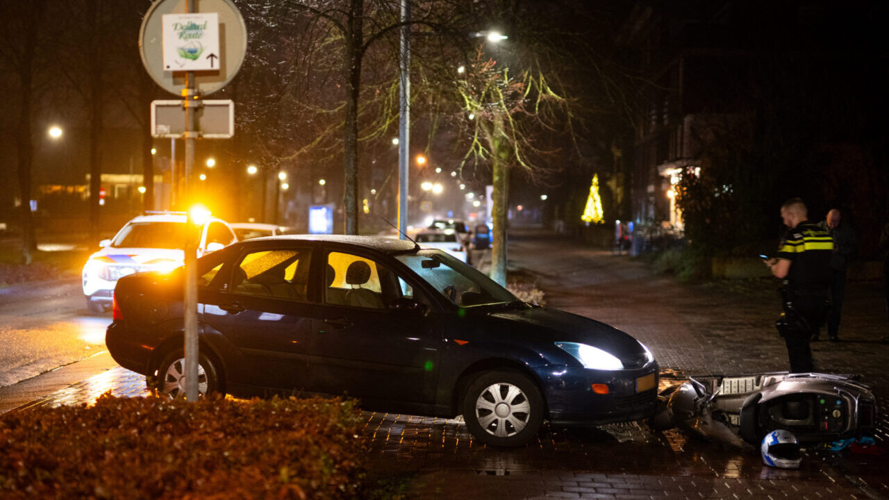 Scooter en auto botsen in Sappemeer