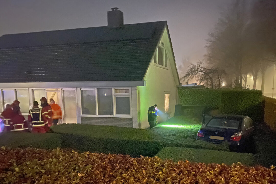 Auto tegen gevel van  woning aan de Johan Willem Frisolaan
