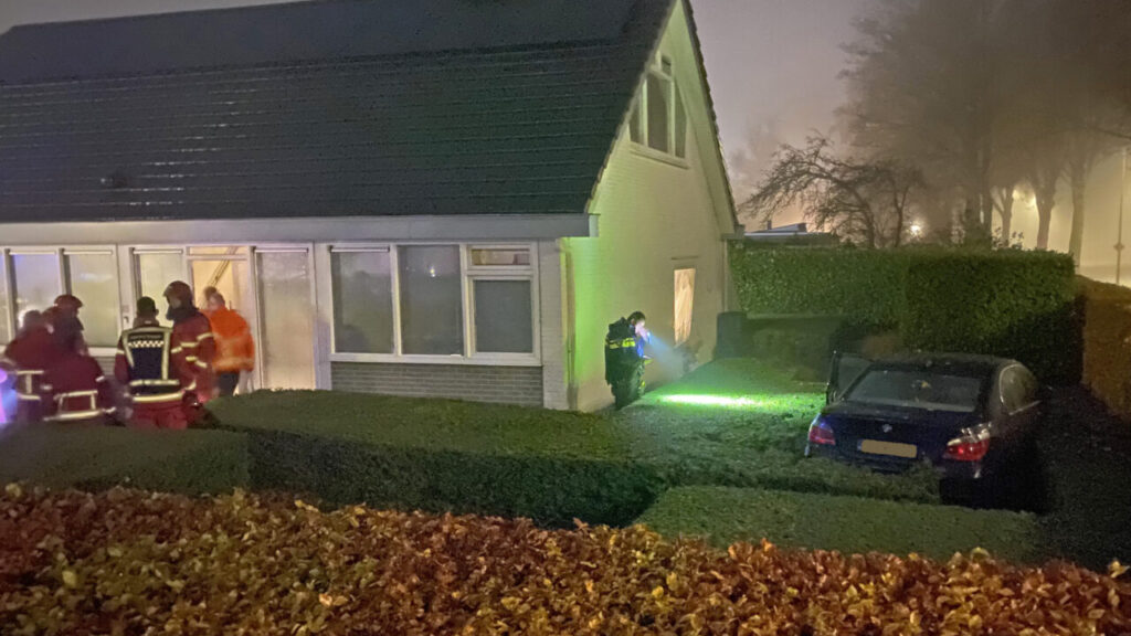 Auto tegen gevel van  woning aan de Johan Willem Frisolaan