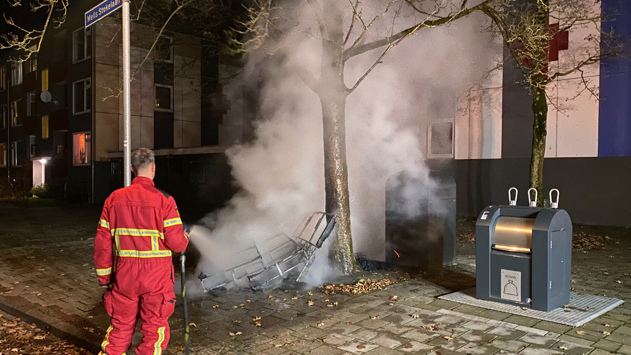 Brandweer blust buitenbrand op de Erasmusweg